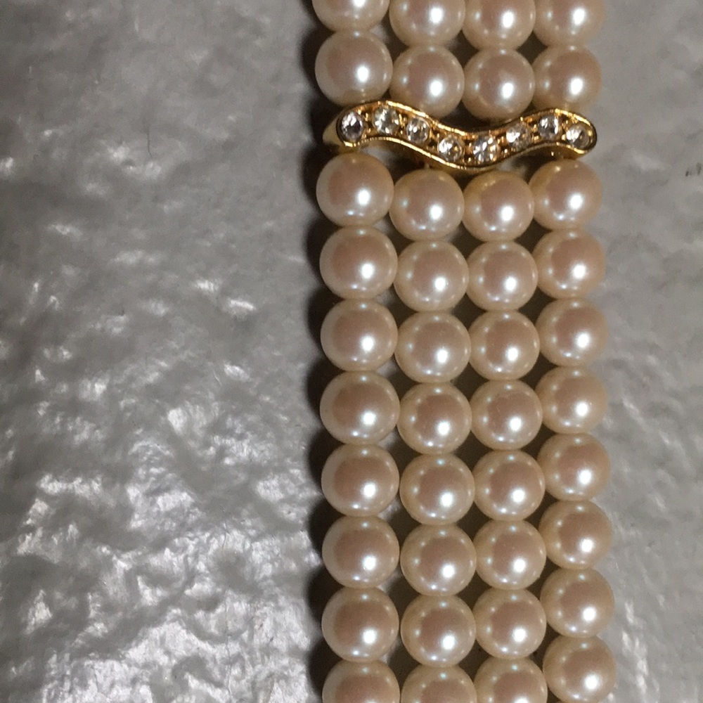 Pearl & gold choker neckless .